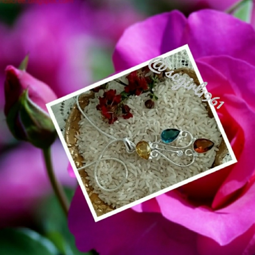DELICATE TRIPLE JEWEL STONE PENDANT